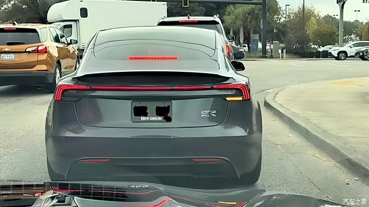 疑似新款特斯拉Model Y Plaid无伪装谍照 这次尾灯看上去好看多了